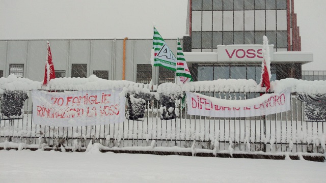 Il presidio sotto la neve dei lavoratori della Voss di Osnago (Lecco)