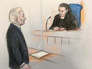 Geburtstag vergessen: Assange erscheint verwirrt vor Londoner ...