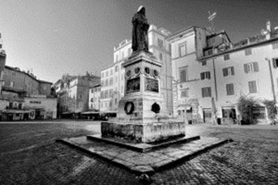 Roma - Piazza Campo de' Fiori con il monumento a Giordano Bruno