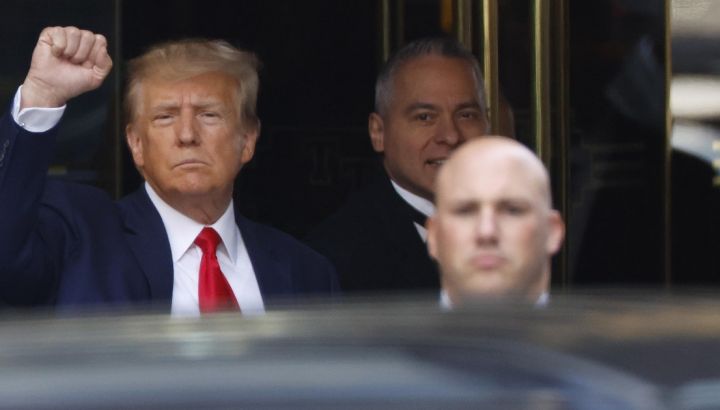 https://cdn.lantidiplomatico.it/resizer/resiz/public/trump-arresto.jpg/720x410c50.jpg