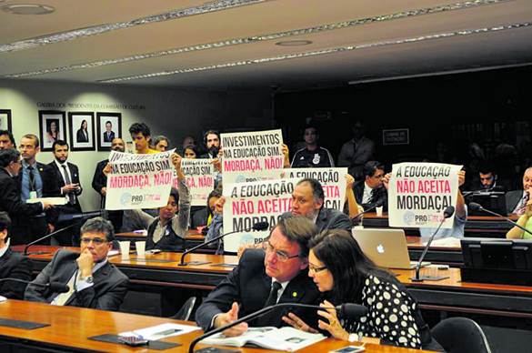 �Scuola senza bavaglio�. Bolsonaro contestato, da deputato, durante un incontro alla Camera sul progetto Escola sem partido 
