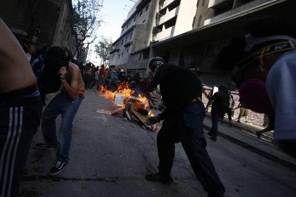Scontri a Santiago del Cile tra manifestanti che protestano per la morte di �Neko� e la polizia