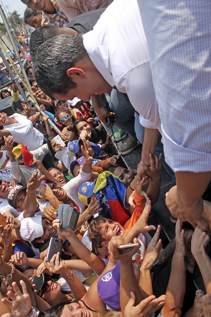 Juan Guaid� saluta i suoi sostenitori nello stato di Anzoategui
