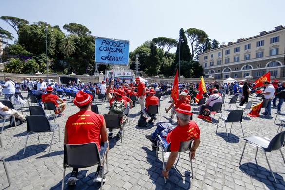 La manifestazione seduta dei metalmeccanici a piazza del Popolo a Roma