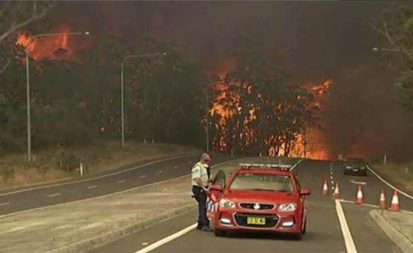 La polizia chiude la Princes Highway, nello Stato australiano del Nuovo Galles del Sud, per l�avvicinarsi del fuoco