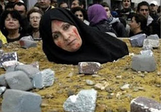 http://1.bp.blogspot.com/-YIPoGMv1Z-g/URduW4gc5JI/AAAAAAAAEPU/L5zcIfYYzgY/s320/lapidazione.jpg