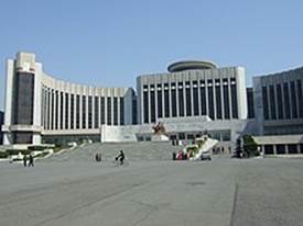 https://upload.wikimedia.org/wikipedia/commons/thumb/4/40/Mangyondae_Schoolchildrens_Palace_in_Pyongyang_01.jpg/220px-Mangyondae_Schoolchildrens_Palace_in_Pyongyang_01.jpg
