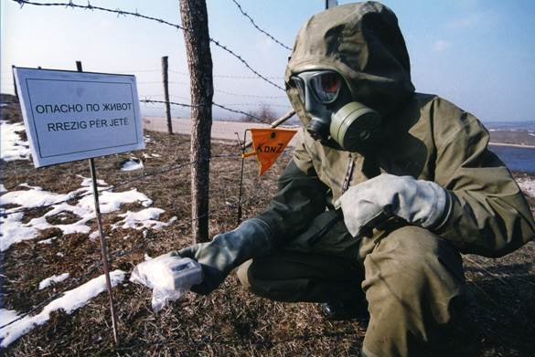 Valle di Prescevo (Serbia del sud), specialista dell�esercito di Belgrado rileva la contaminazione radioattiva in area colpita da proiettili all�uranio impoverito