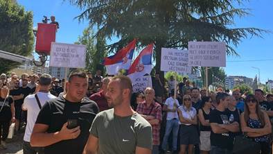 Okupljeni na protestu u Severnoj Mitrovici (Foto Kim)