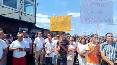 Protesta dei serbi a Pasjan vicino a Gjilan, Kosovo (Foto: Budimir Ničić/VOA)
