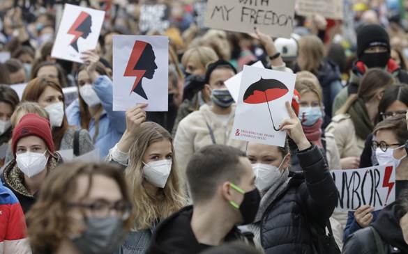 Varsavia, lo sciopero delle donne contro la legge sull�aborto 