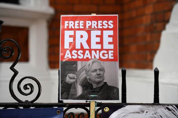 https://static.ilmanifesto.it/2019/05/21desk2-assange-6.jpg