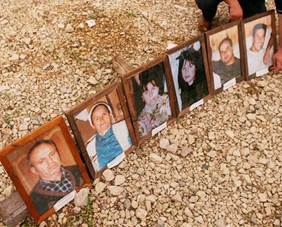 Dans l attente de corps d Albanais du Kosovo découverts dans une fosse commune aux abords de Belgrade