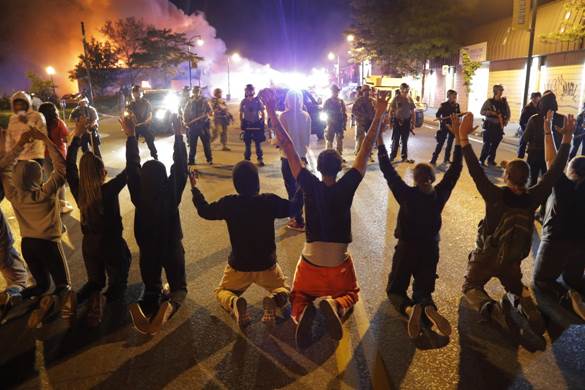 Minneapolis, manifestanti si inginocchiano davanti alla polizia