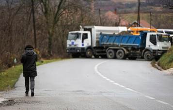 Continuano i blocchi stradali nel nord del Kosovo, la notte � trascorsa pacificamente
