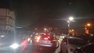 NOTIZIE DALLA BARRICATA DI RUDAR: Arrivano sempre più serbi, colonne chilometriche lungo la strada