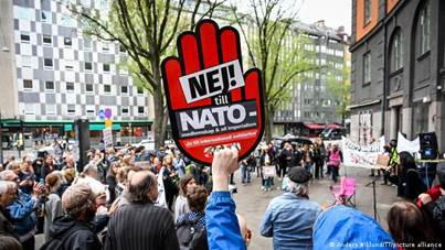 Alcune centinaia di manifestanti si radunano durante una manifestazione contro l'adesione alla NATO fuori dall'ufficio del partito socialdemocratico al potere a Stoccolma, Svezia,