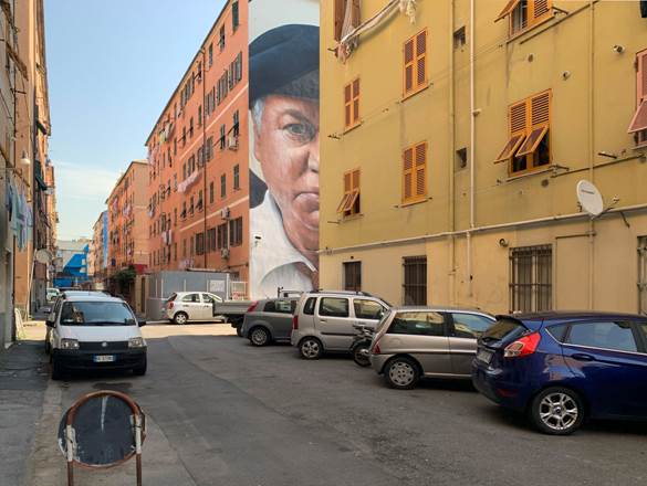  Il murales di Fantozzi nel quartiere Certosa a Genova, in basso il ponte Morandi nel settembre del 1967
