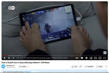 Giocare ai videogame con i piedi � l'unico modo per un bambino che ha perso entrambe le braccia