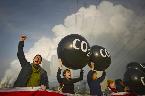 Una protesta davanti alla centrale a carbone di Neurath durante la Cop23 in Germania
