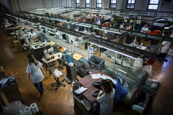 Lavoratrici in un'azienda italiana 