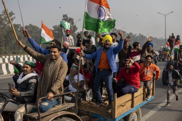 Contadini indiana arrivano a Delhi per la manifestazione di protesta