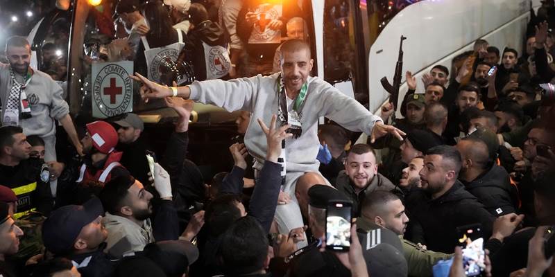 Zakaria Zubeidi durante la liberazione a Ramallah (AP Photo/Mahmoud Illean)