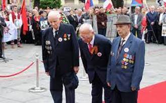 Maršom "Besmrtnog puka" i polaganjem vijenaca obilježen 9. maj - Radiosarajevo.ba