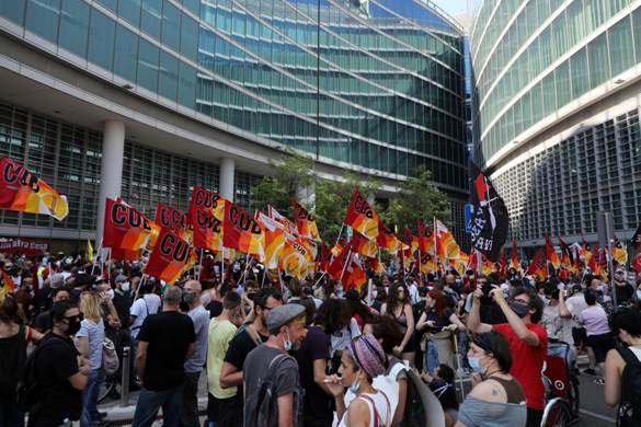 La protesta davanti alla regione Lombardia