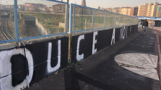Milano, sul cavalcavia la scritta "Bella ciao" coperta con "Duce a noi": il quartiere si mobilita