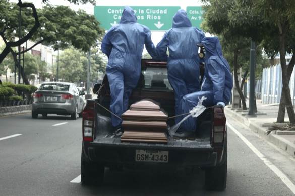 Guayaquil, una bara trasportata verso il cimitero 