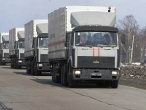 Il convoglio di auto cariche di materiali da costruzione ha lasciato il Ministero delle situazioni di emergenza di Yerevan per Stepanakert