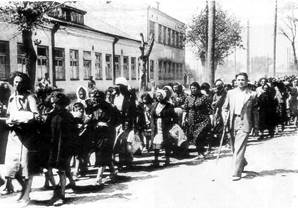 https://jonaskovalskis.com/wp-content/uploads/2018/05/Lafininkai_veda_moteris_ir-vaikus_1941-bir%C5%BEelis..jpg