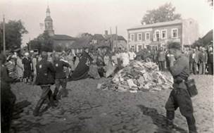 Gli uomini scriken come ebrei devono bruciare libri e oggetti di origine sovietica, 1941/1943
