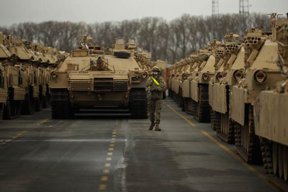 Un soldato americano tra i carri armati della divisione texana Armored Brigade Combat Team, nel porto belga di Antwerp 
