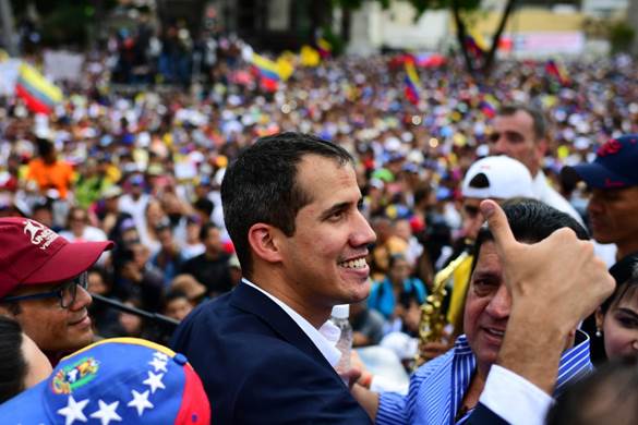 Juan Guaid� in piazza a Caracas tra i suoi sostenitori 