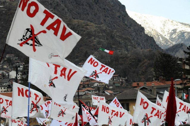 https://static.ilmanifesto.it/2021/03/no-tav-tante-bandiere.jpg