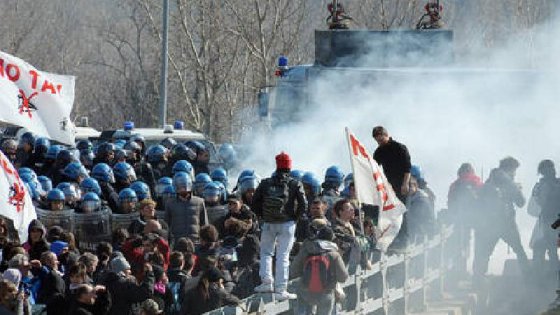 Val Susa, seconda notte consecutiva di scontri con le forze dell'ordine
