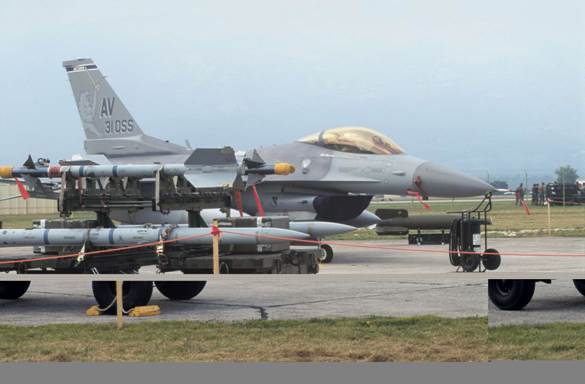 Carico di missili su un aereo F-16 nella base aerea statunitense di Aviano, Pordenone