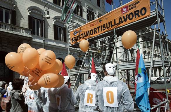 Una recente manifestazione contro i morti sul lavoro