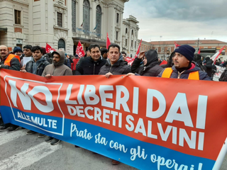 Lo striscione che apriva la manifestazione