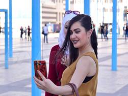 L'immagine pu� contenere: 1 persona, con sorriso, spazio all'aperto