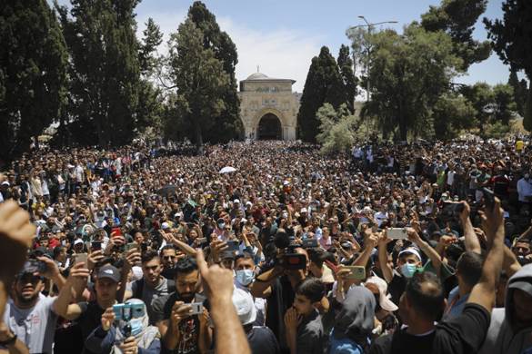 Gerusalemme. Fedeli sulla Spianata di al Aqsa per l'ultimo venerd� del Ramadan 