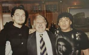 https://static.sky.it/images/skysport/it/calcio/2023/03/28/gianni-mina-foto-interviste-sportivi/gianni_mina_maradona_dicaprio.jpg.transform/gallery-horizontal-mobile/1681d50142c2066c31f7c47d9390009292319186/img.jpg