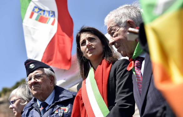 La sindaca di Roma, Virginia Raggi, a una manifestazione dell'Anpi