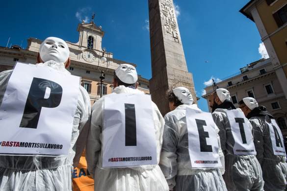 Una manifestazione per denunciare la strage dei morti sul lavoro