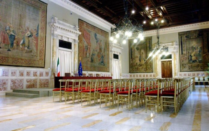 https://www.sicurezzaelavoro.org/wp-content/uploads/2024/09/La-Sala-della-Regina-a-Montecitorio-696x436.jpg