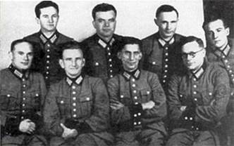 https://upload.wikimedia.org/wikipedia/commons/thumb/6/6d/Roman_Shukhevych_-_Bataillon_201_%281942%29.jpg/310px-Roman_Shukhevych_-_Bataillon_201_%281942%29.jpg