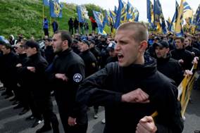 Membri del battaglione Azov partecipano a una protesta contro le elezioni locali nelle aree controllate dai separatisti dell'Ucraina orientale a Kiev il 20 maggio 2016.