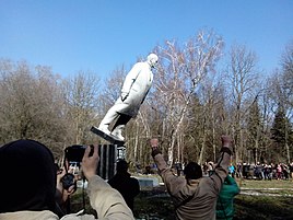 https://upload.wikimedia.org/wikipedia/commons/thumb/1/1b/Falling_of_Lenin_in_Khmelnytskyi_park.jpg/268px-Falling_of_Lenin_in_Khmelnytskyi_park.jpg